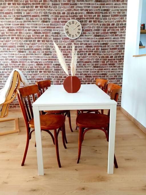 Ferienwohnung Le Cosy Plein Centre Avec Terrasse Meximieux Exterior foto